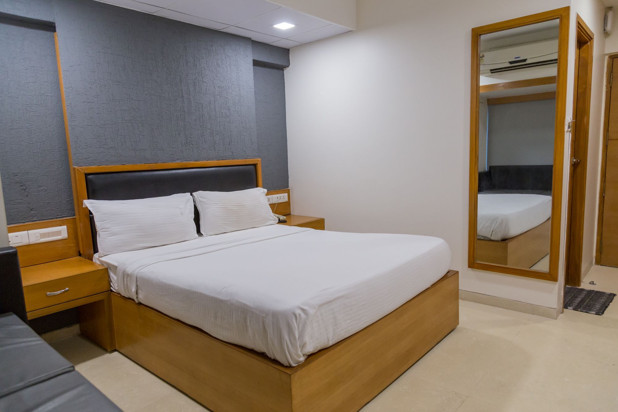 The Silver Leaf Hotel อาเมดาบัด ภายนอก รูปภาพ
