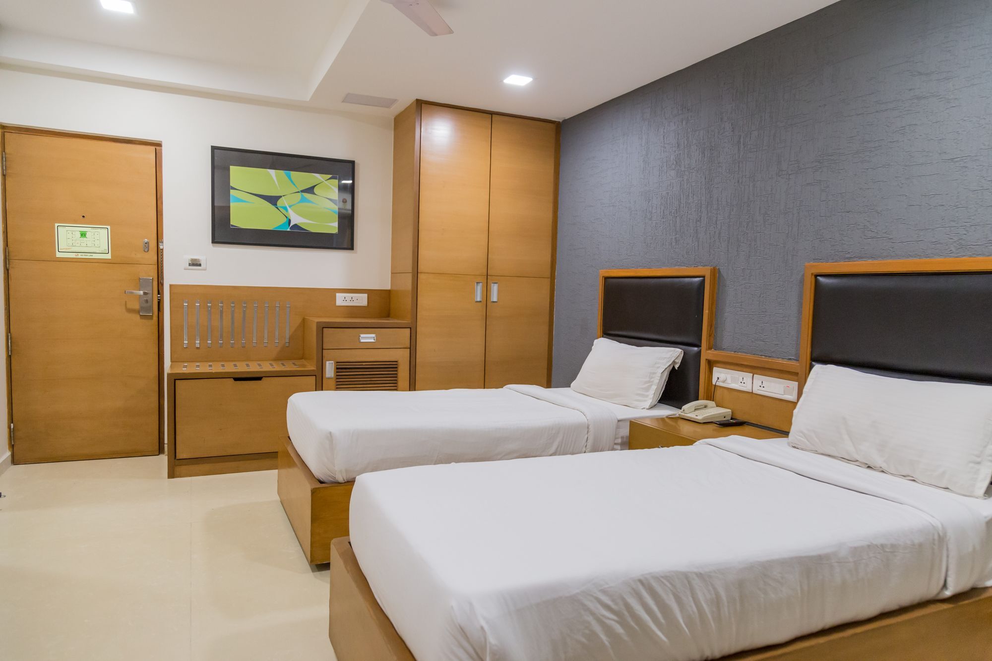 The Silver Leaf Hotel อาเมดาบัด ภายนอก รูปภาพ